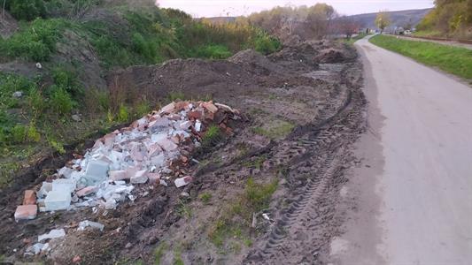 Služby města * Černá skládka nedaleko skateparku