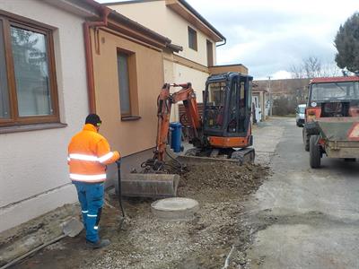 Služby města * V ulici Tovární vznikají podélná stání