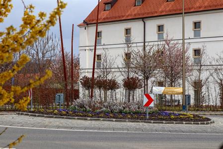 Služby města * Rozkvetlý kruhový objezd u Hotelu Lotrinský