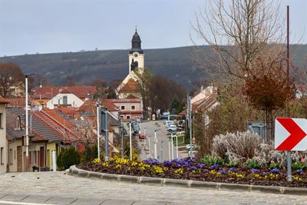 Služby města * Rozkvetlý kruhový objezd u Hotelu Lotrinský