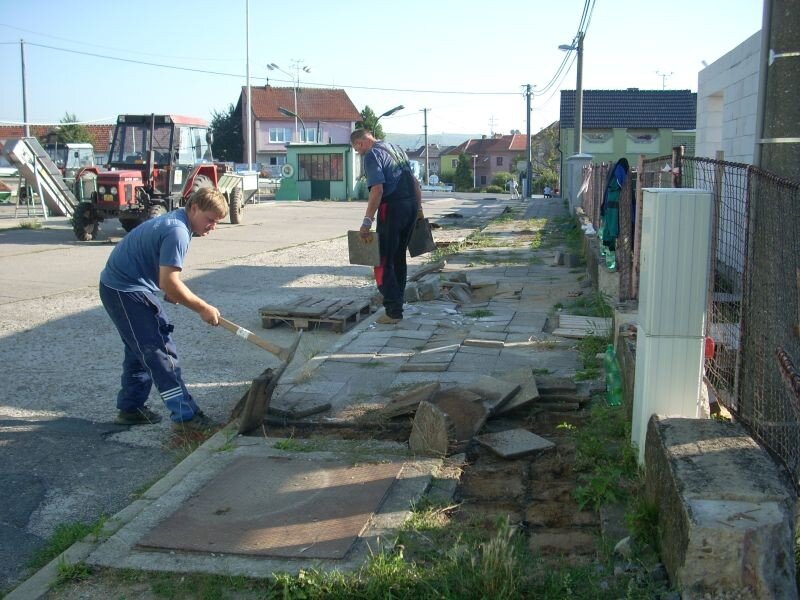Budování chodníku na ulici Vinařská