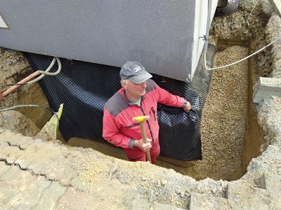 Služby města * Oprava vlhkého zdiva v budově 1. stupně základní školy