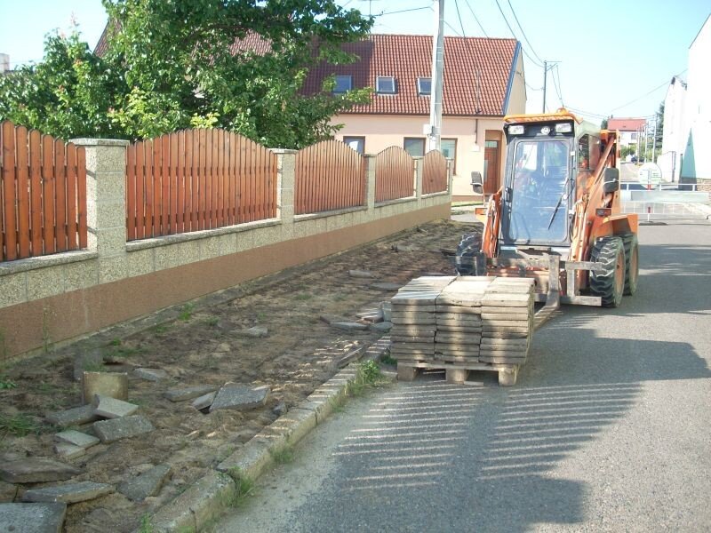 Budování chodníku na ulici Vinařská