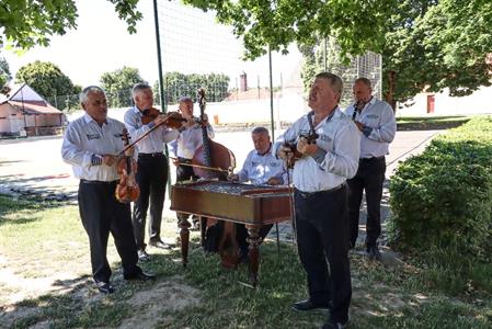 Město Velké Pavlovice * Kulturní léto s cimbálovou muzikou Husaři