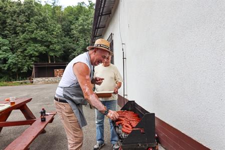 Klub důchodců * Senioři se po dlouhé době setkali, tentokrát na grilovačce