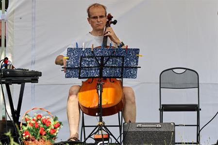 Za hudbou na kole zahráli a zazpívali Paolli Šáchová a Zbyněk Šemora