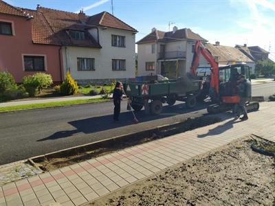 Služby města * Ulice Pod Břehy - zahájení rekultivace předzahrádek