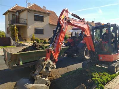 Služby města * Ulice Pod Břehy - zahájení rekultivace předzahrádek