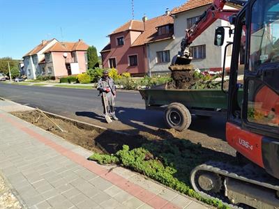 Služby města * Ulice Pod Břehy - zahájení rekultivace předzahrádek