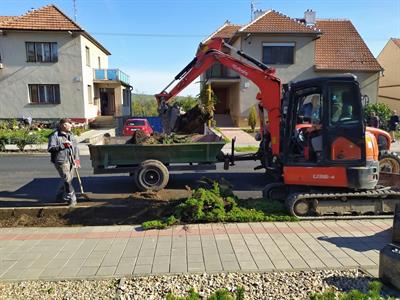 Služby města * Ulice Pod Břehy - zahájení rekultivace předzahrádek