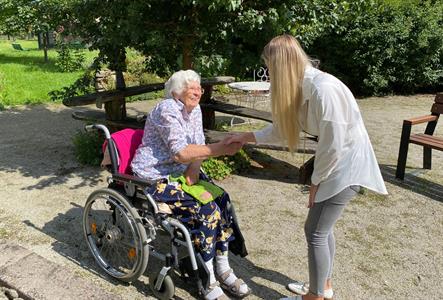 Gymnázium * Studentka Sarah se zapojila do projektu Počítače dětem