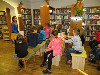 Městská knihovna * Žáci 3. tříd navštívili knihovnu; Beseda s knihou Kočkopes Kvído