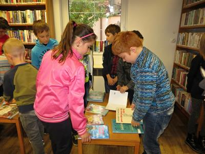 Městská knihovna * Žáci 3. tříd navštívili knihovnu; Beseda s knihou Kočkopes Kvído