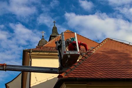 Farnost * Oprava střechy na kostele