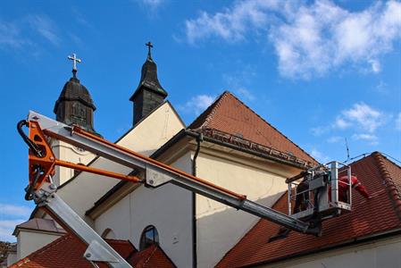 Farnost * Oprava střechy na kostele