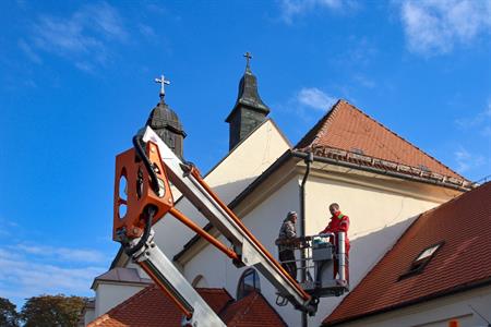 Farnost * Oprava střechy na kostele