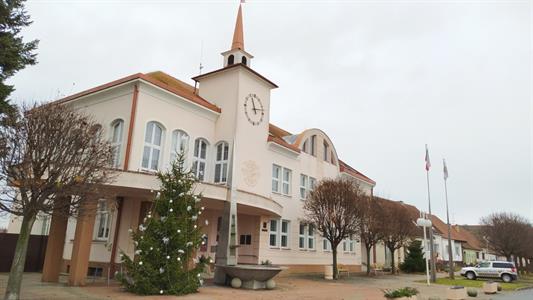 Město Velké Pavlovice * Vánoční stromeček před radnicí se rozsvítil