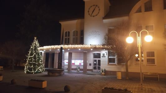 Město Velké Pavlovice * Vánoční stromeček před radnicí se rozsvítil