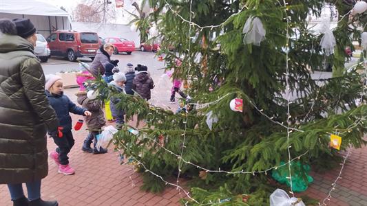 MŠ * Děti z mateřské školy měly u radnice mikulášskou nadílku