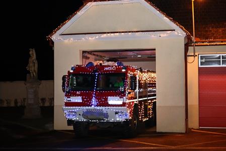 SDH * Vánoční hasičské auto brázdilo adventní ulice města, pro radost dětí i dospělých!