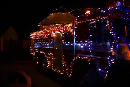 SDH * Vánoční hasičské auto brázdilo adventní ulice města, pro radost dětí i dospělých!