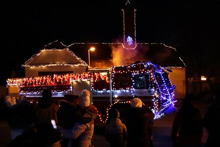 SDH * Vánoční hasičské auto brázdilo adventní ulice města, pro radost dětí i dospělých!