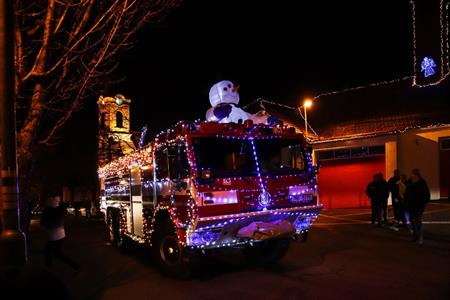 SDH * Vánoční hasičské auto brázdilo adventní ulice města, pro radost dětí i dospělých!