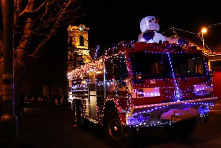 SDH * Vánoční hasičské auto brázdilo adventní ulice města, pro radost dětí i dospělých!