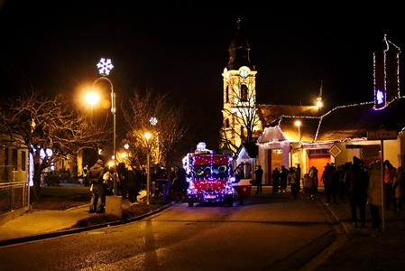 SDH * Vánoční hasičské auto brázdilo adventní ulice města, pro radost dětí i dospělých!