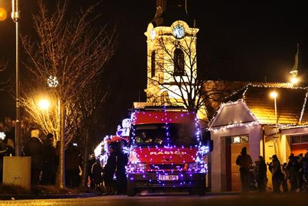 SDH * Vánoční hasičské auto brázdilo adventní ulice města, pro radost dětí i dospělých!