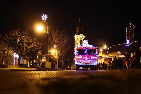 SDH * Vánoční hasičské auto brázdilo adventní ulice města, pro radost dětí i dospělých!