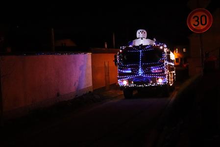 SDH * Vánoční hasičské auto brázdilo adventní ulice města, pro radost dětí i dospělých!