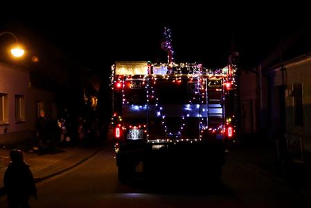 SDH * Vánoční hasičské auto brázdilo adventní ulice města, pro radost dětí i dospělých!