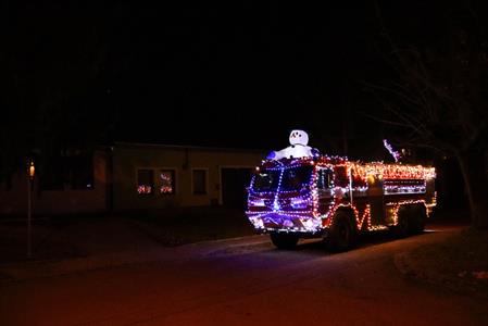 SDH * Vánoční hasičské auto brázdilo adventní ulice města, pro radost dětí i dospělých!