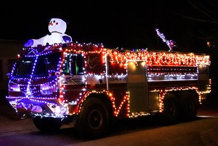 SDH * Vánoční hasičské auto brázdilo adventní ulice města, pro radost dětí i dospělých!