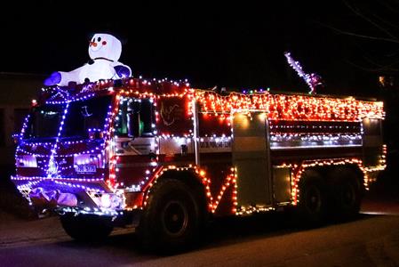 SDH * Vánoční hasičské auto brázdilo adventní ulice města, pro radost dětí i dospělých!