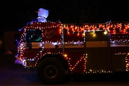 SDH * Vánoční hasičské auto brázdilo adventní ulice města, pro radost dětí i dospělých!