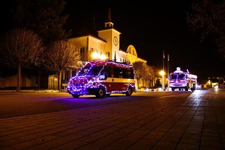 SDH * Vánoční hasičské auto brázdilo adventní ulice města, pro radost dětí i dospělých!