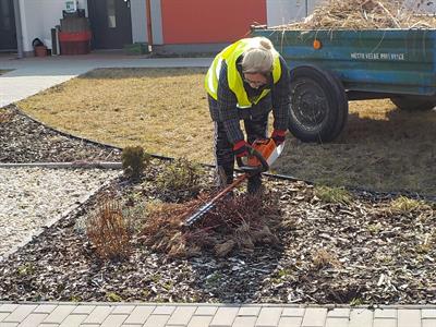 Služby města * Jarní údržba zeleně a veřejných prostranství