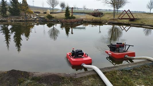 Služby města * Čištění jezírka v lesoparku u Trkmanky