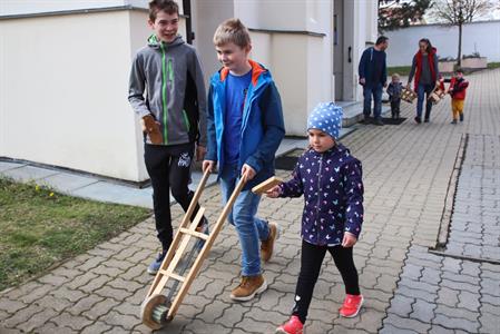 Farnost * Na Velký pátek zněly místo zvonů hrkačky