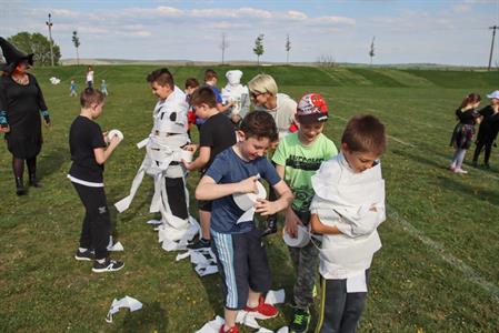 Klub sportovního rybářství * Pálení čarodějnic na louce u rybníka