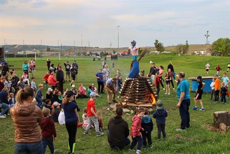 Klub sportovního rybářství * Pálení čarodějnic na louce u rybníka