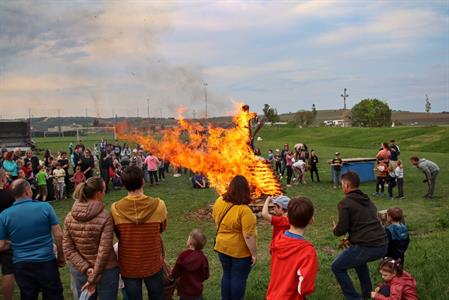 Klub sportovního rybářství * Pálení čarodějnic na louce u rybníka