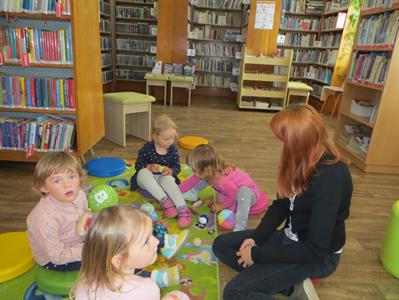 Městská knihovna * I malým nečtenářům se mezi knihami líbí