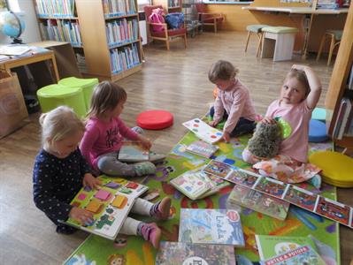 Městská knihovna * I malým nečtenářům se mezi knihami líbí