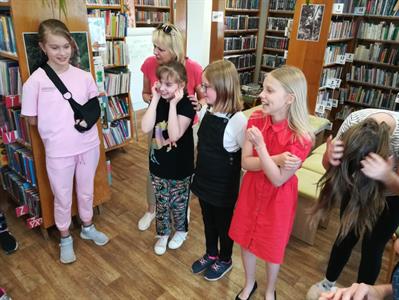 Městská knihovna * Loupežnické party čtvrťáků se vydaly i za pokladem