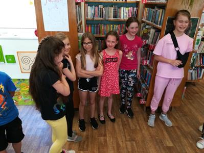 Městská knihovna * Loupežnické party čtvrťáků se vydaly i za pokladem