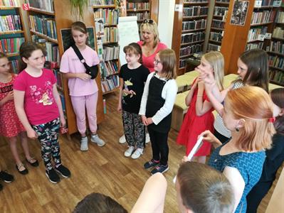 Městská knihovna * Loupežnické party čtvrťáků se vydaly i za pokladem