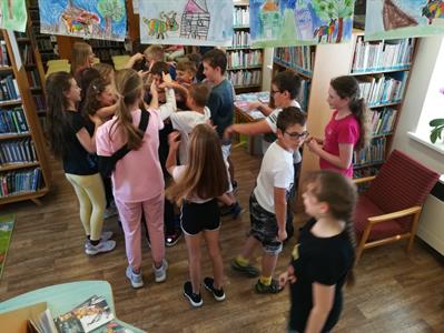 Městská knihovna * Loupežnické party čtvrťáků se vydaly i za pokladem